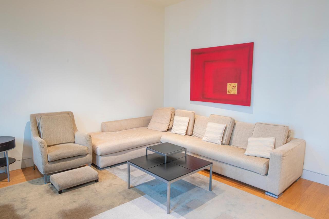 Deluxe One-Bedroom Apartment